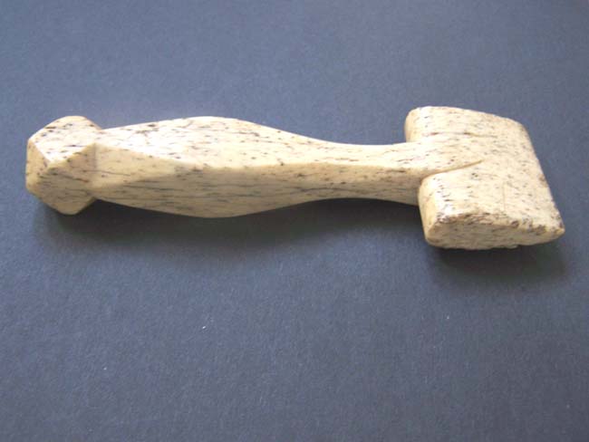 A 19th century Carved ANTIQUE Whalebone Seam Rubber with diamond pattern knob — image 2